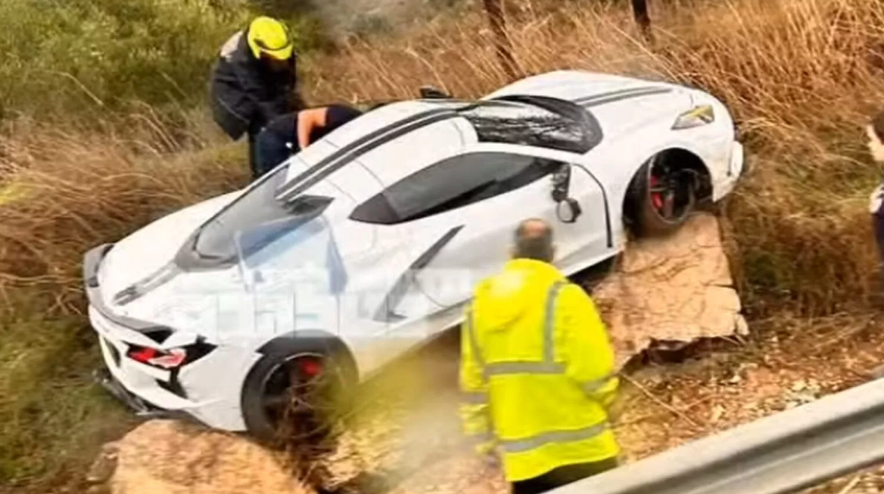 El Vette hizo aquaplaning y terminó en un terraplén de hierba, parando sobre varias rocas grandes.